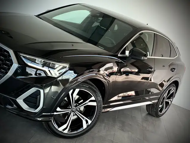 Audi Q3 view 3