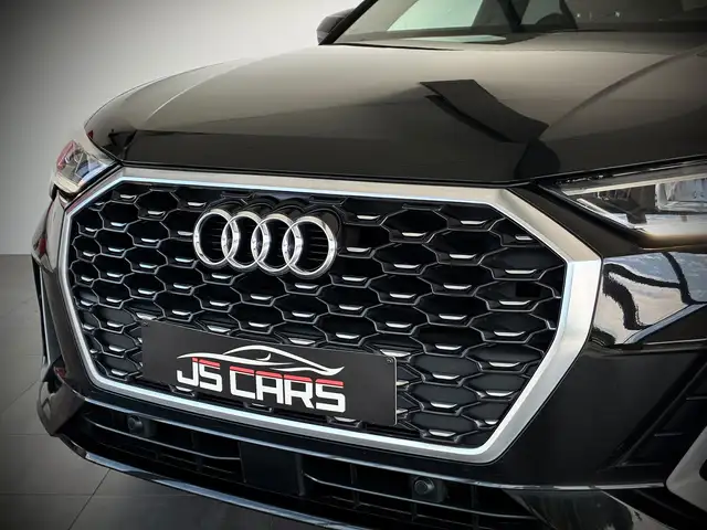 Audi Q3 view 5