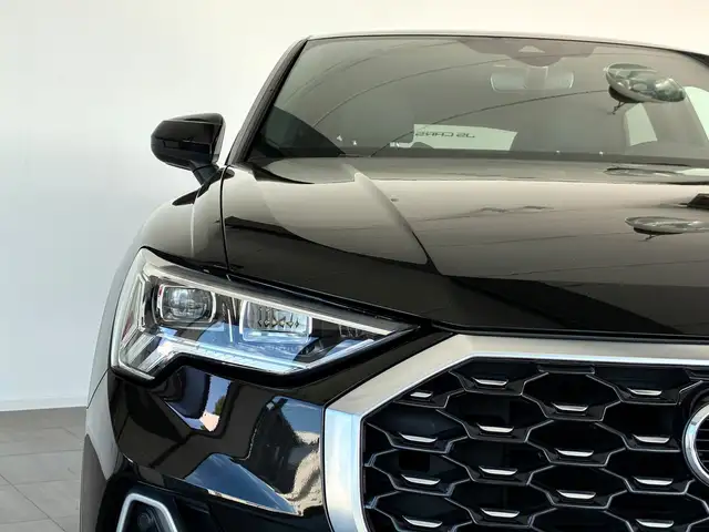 Audi Q3 view 7