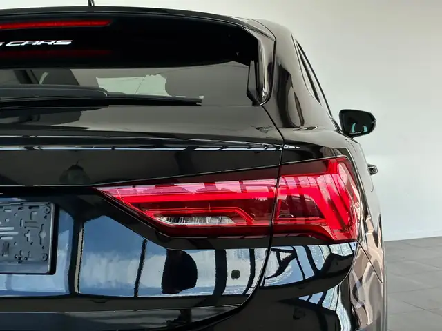 Audi Q3 view 14