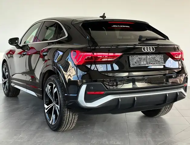 Audi Q3 view 12