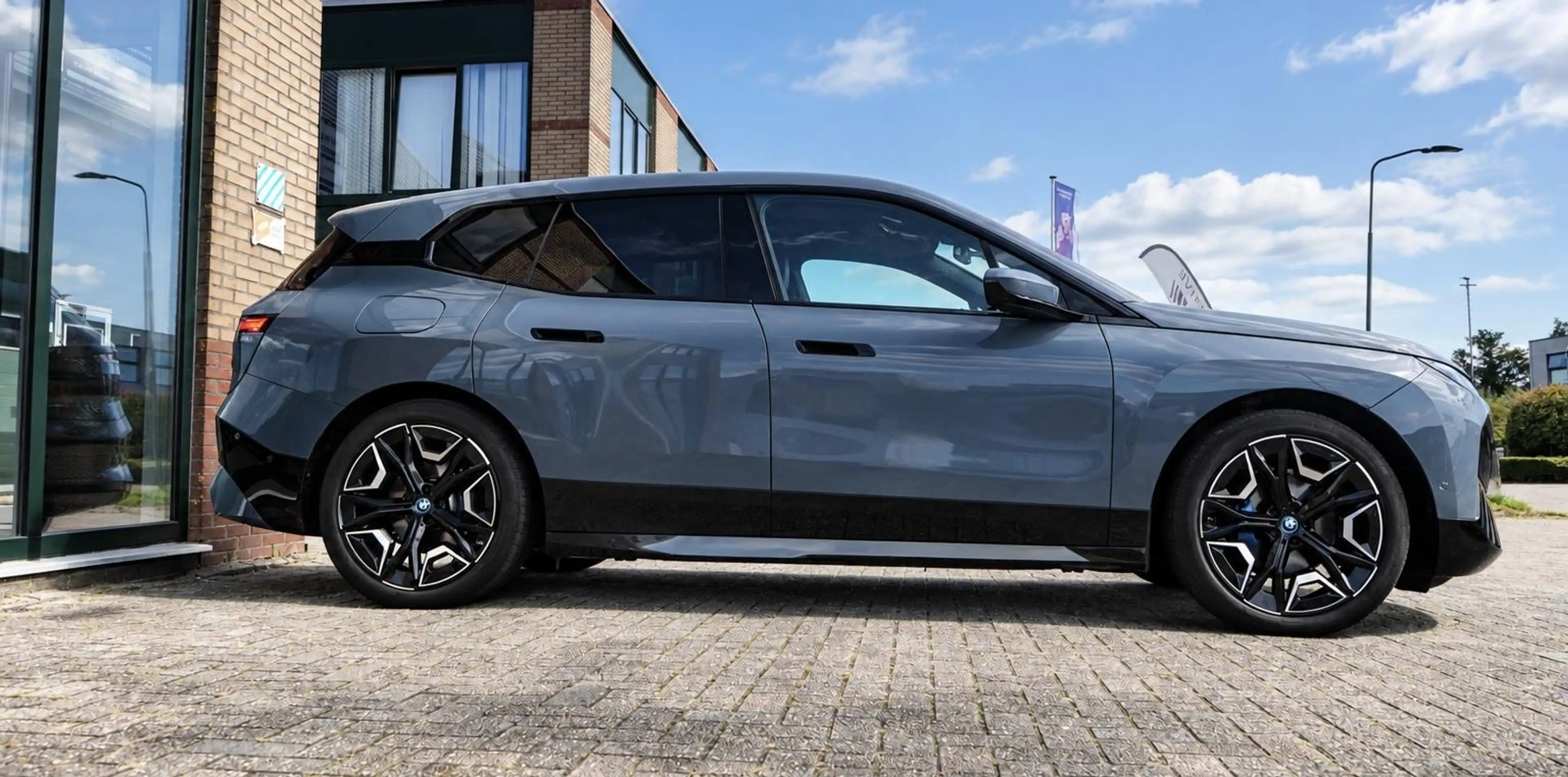 BMW iX xDrive50 112 kWh M-Sport |Individual Storm Bay|B&W — photo 43