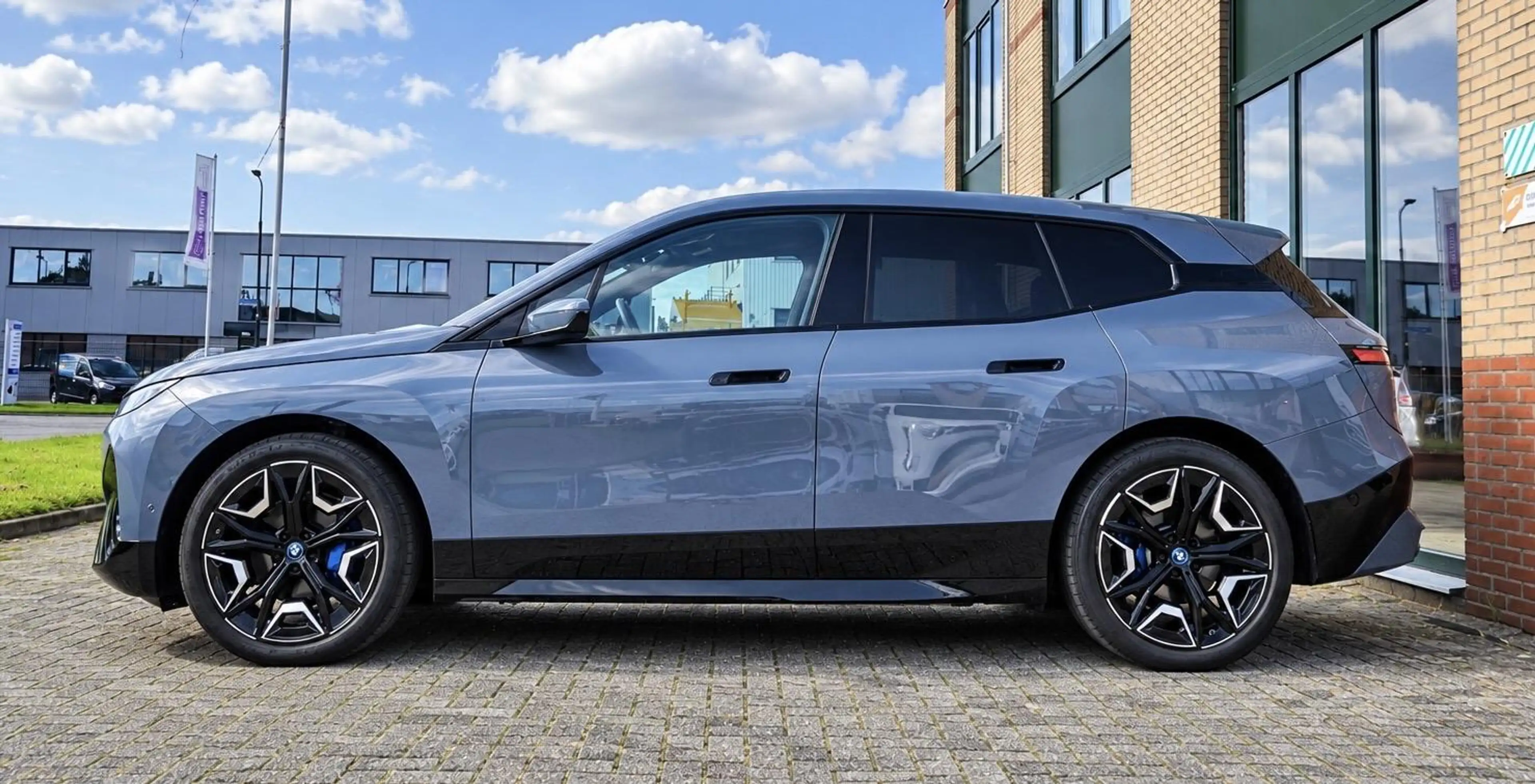 BMW iX xDrive50 112 kWh M-Sport |Individual Storm Bay|B&W — photo 13