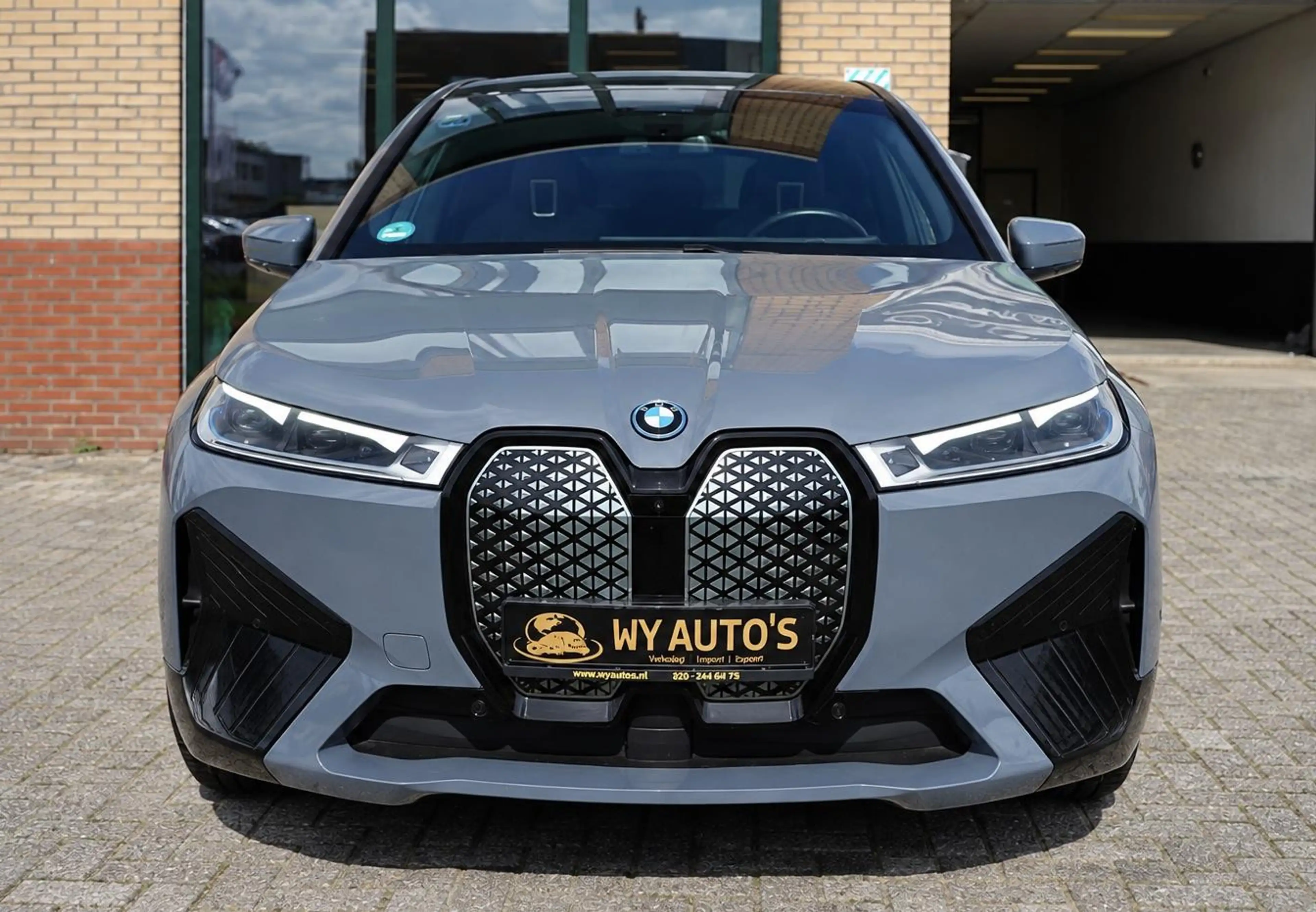 BMW iX xDrive50 112 kWh M-Sport |Individual Storm Bay|B&W — photo 7