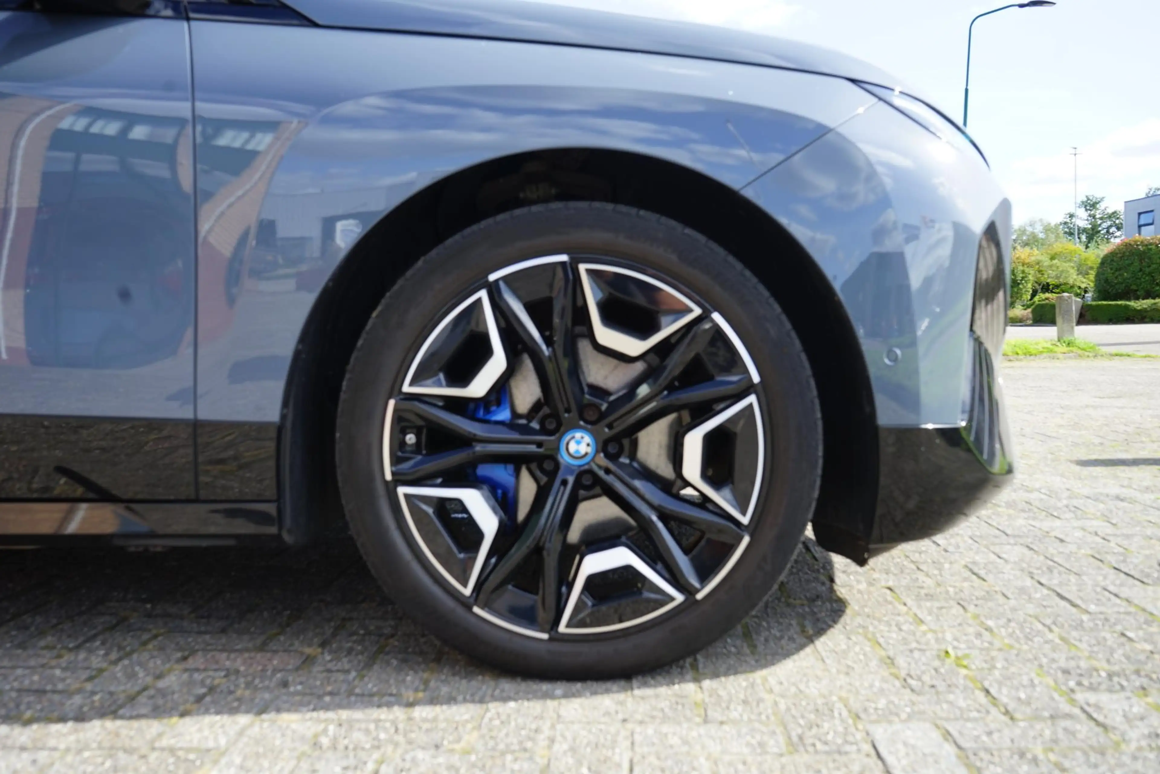 BMW iX xDrive50 112 kWh M-Sport |Individual Storm Bay|B&W — photo 40
