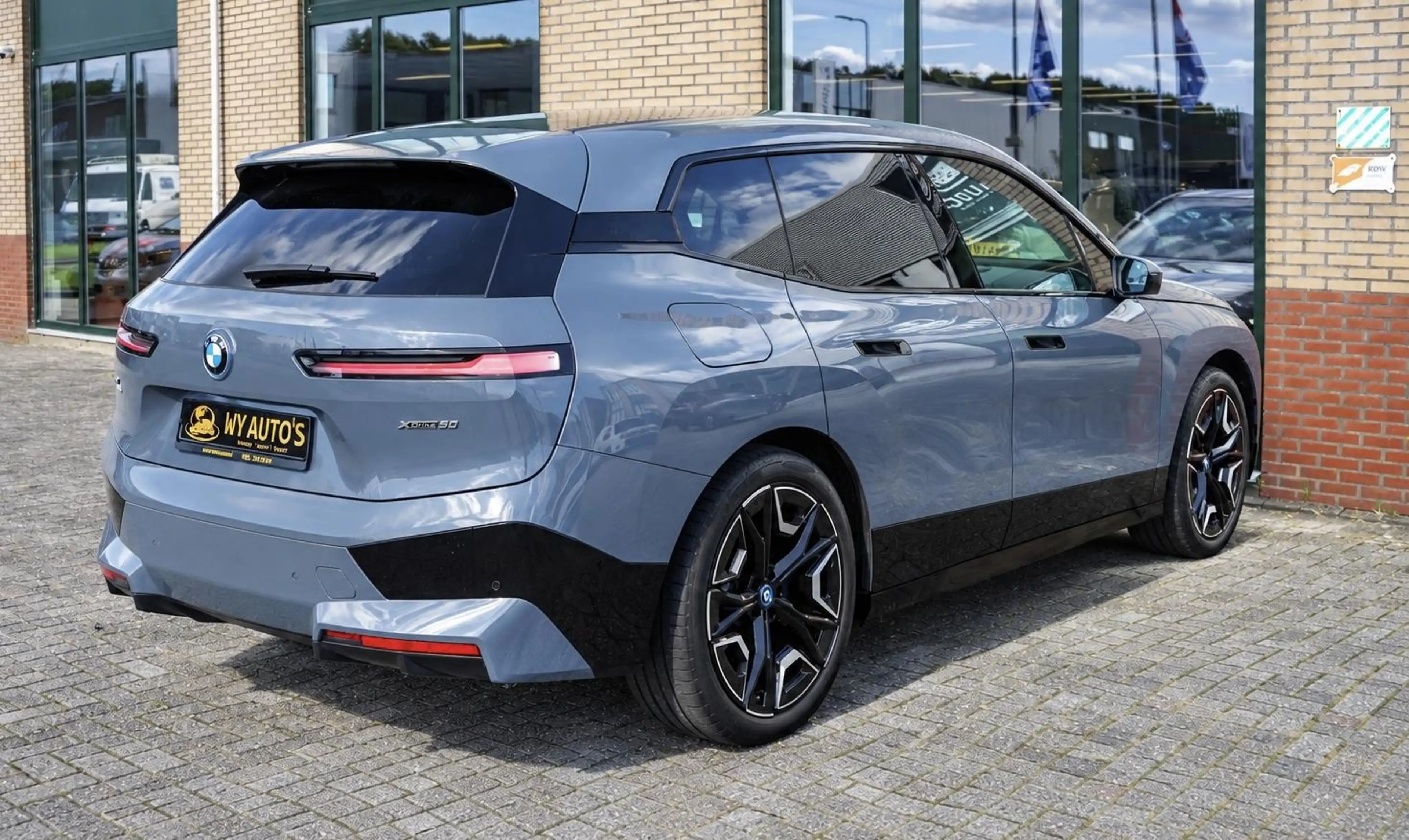 BMW iX xDrive50 112 kWh M-Sport |Individual Storm Bay|B&W — photo 10
