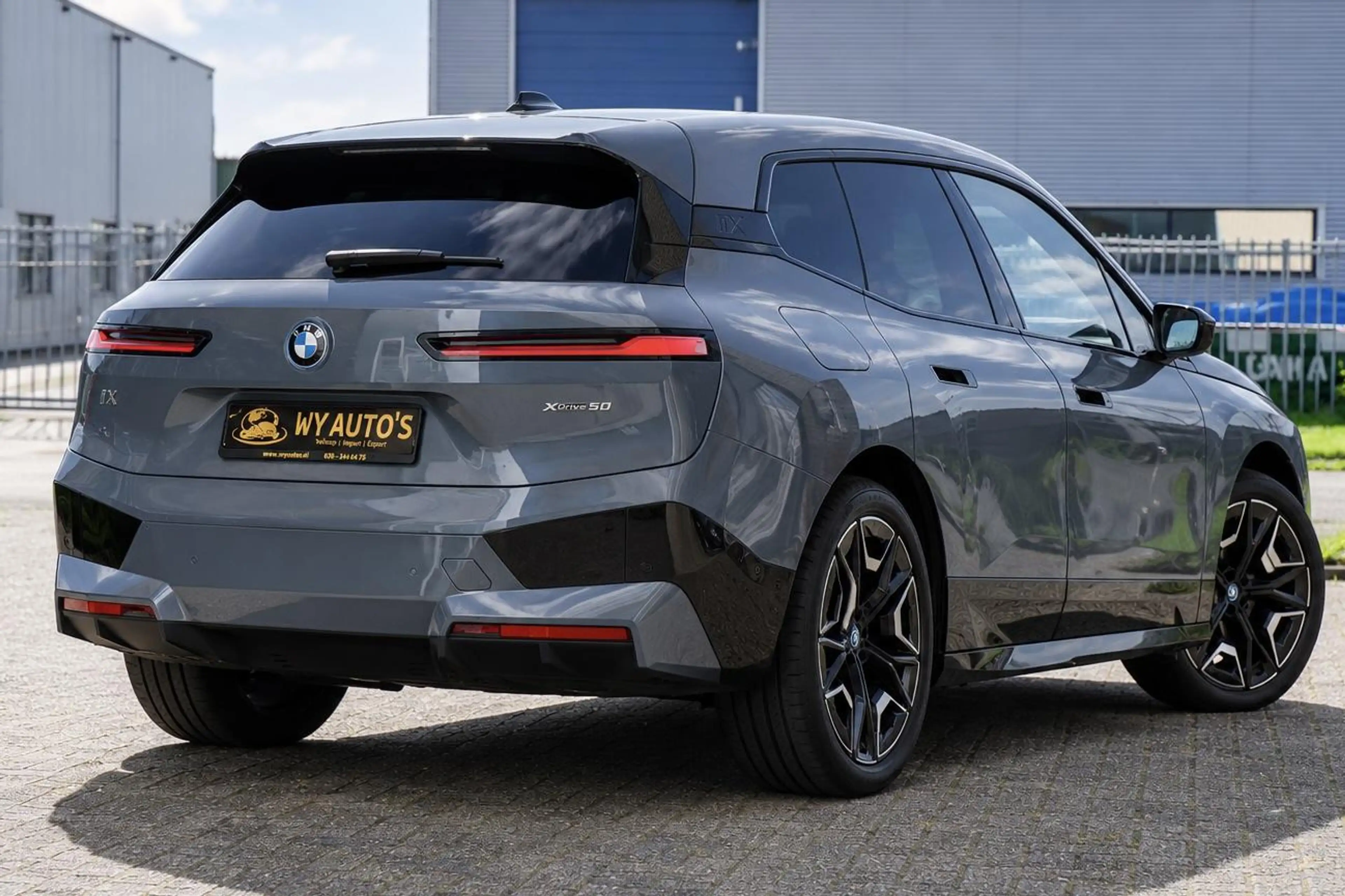 BMW iX xDrive50 112 kWh M-Sport |Individual Storm Bay|B&W — photo 3