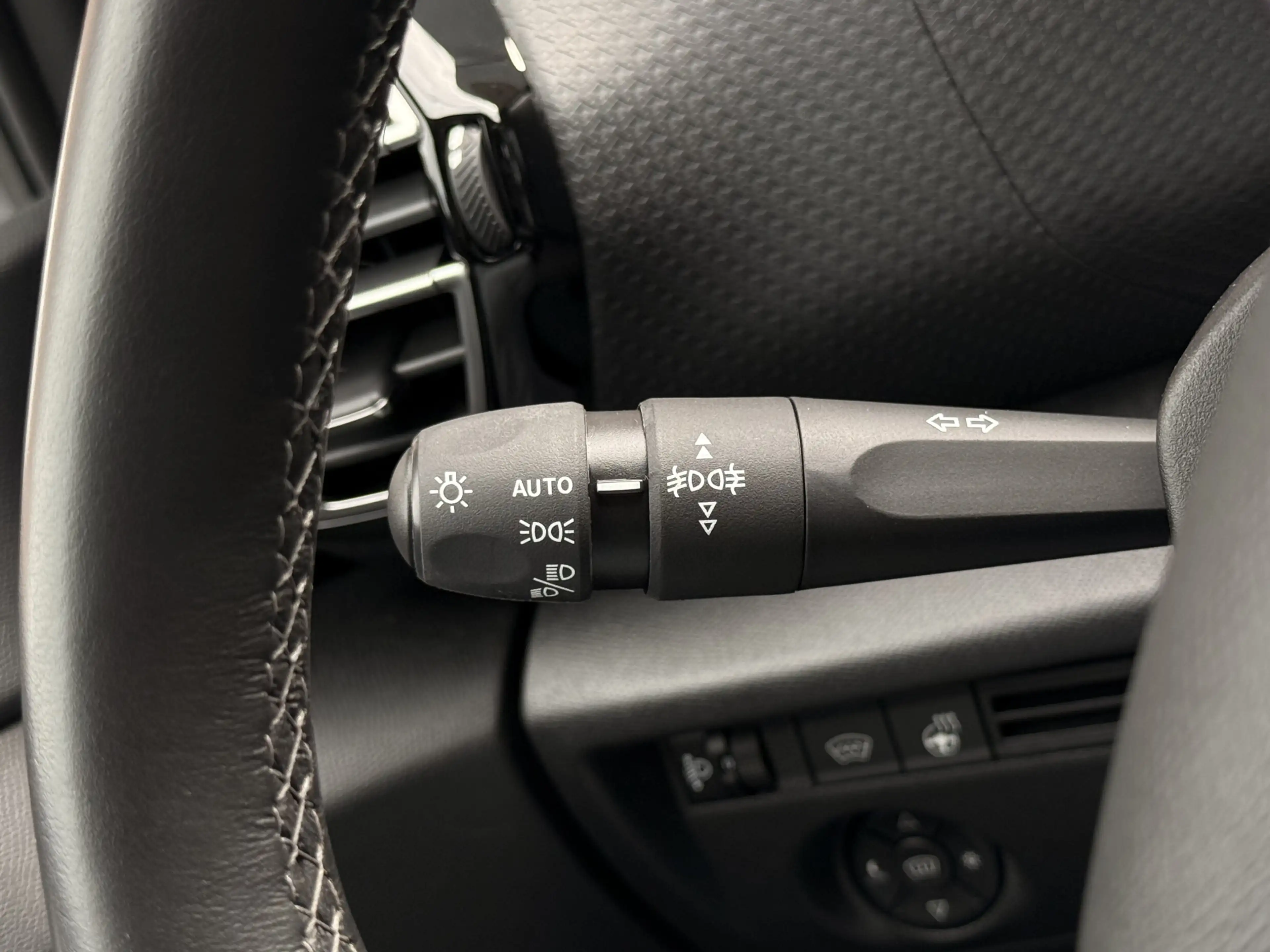 Citroen E-C4 Electric Max 50 kWh Navi / Carplay/ HUD / Camera / winterpa — photo 23
