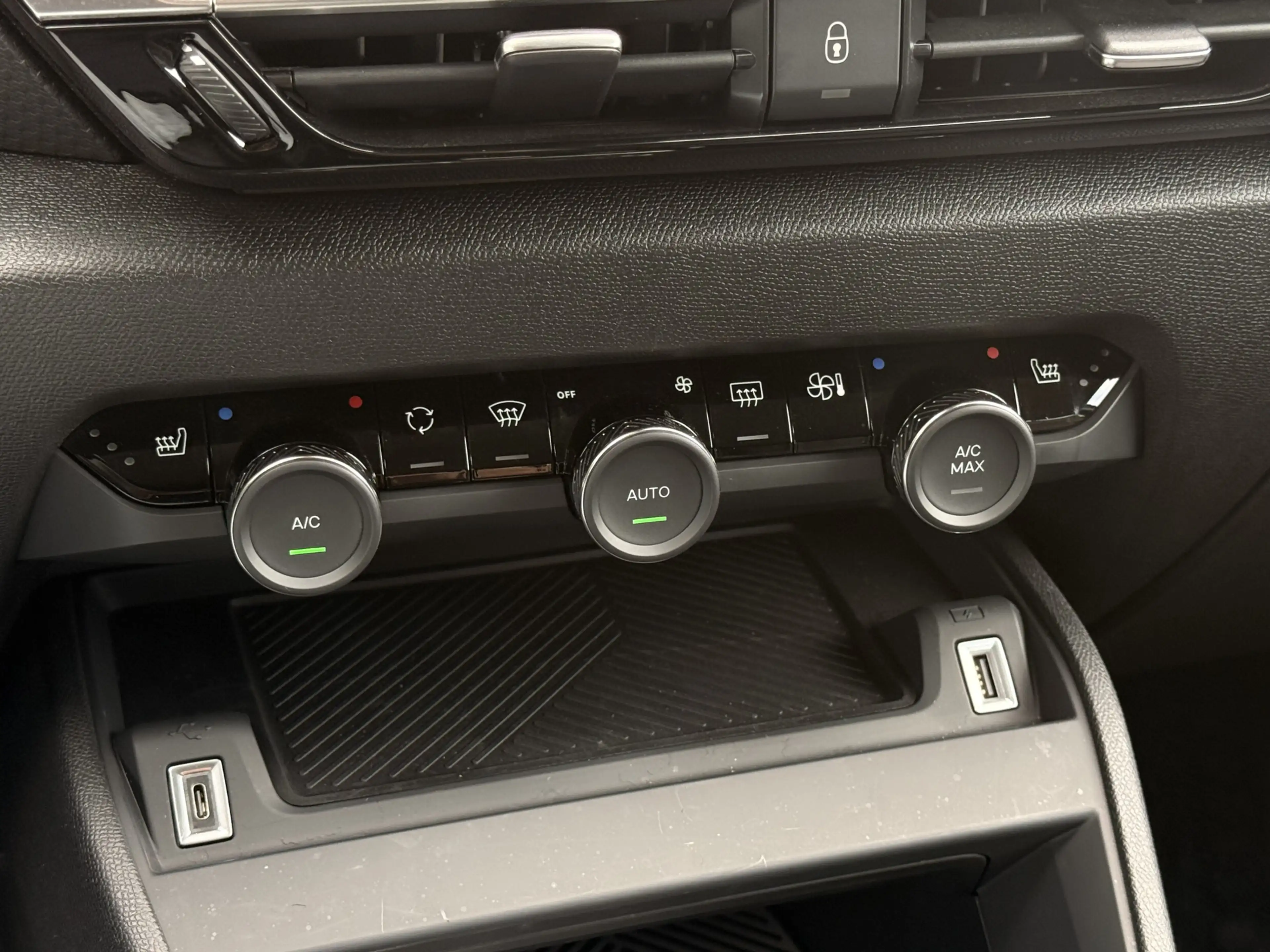 Citroen E-C4 Electric Max 50 kWh Navi / Carplay/ HUD / Camera / winterpa — photo 36