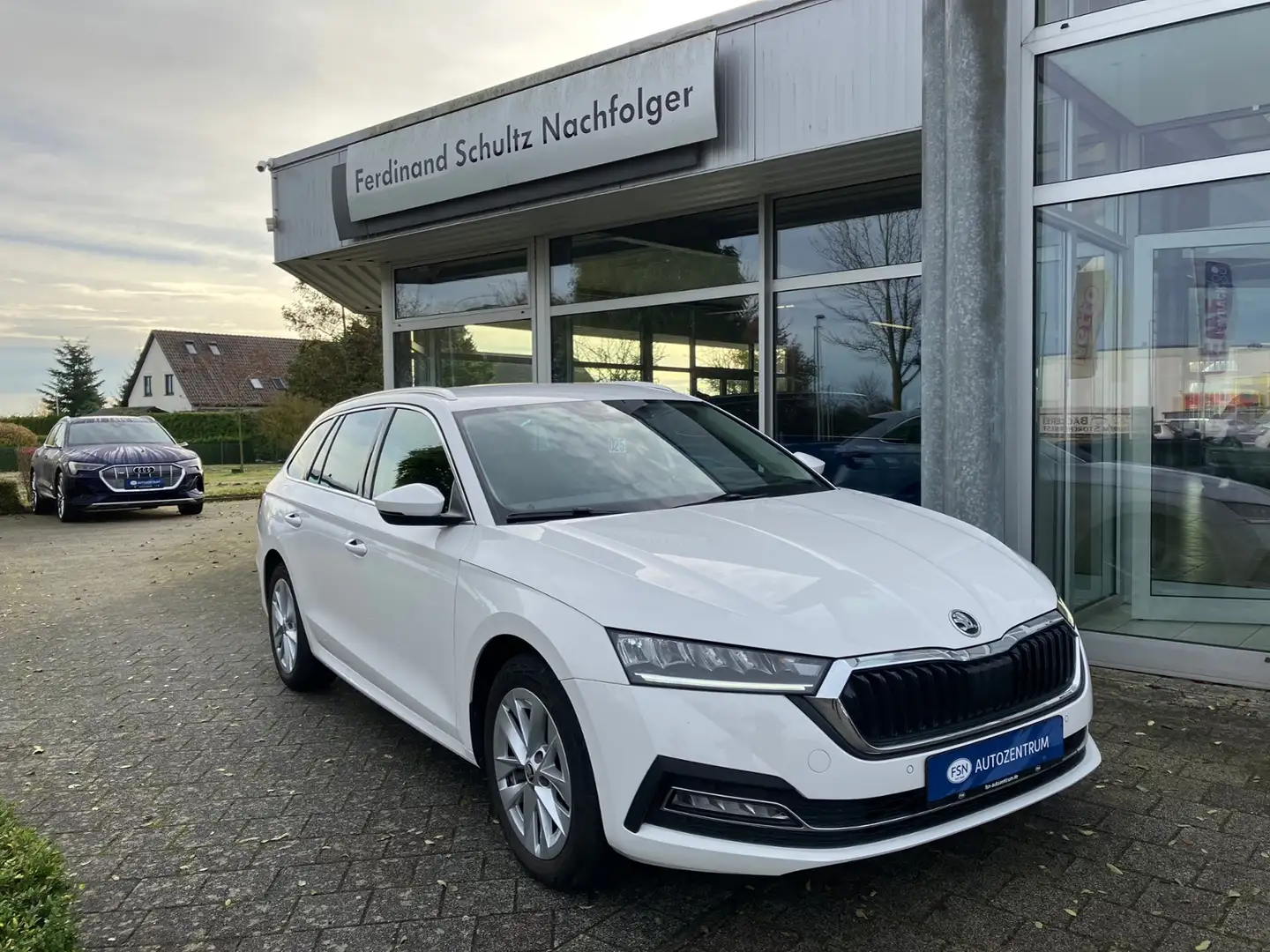 Skoda Octavia Combi 2.0 TDI Style DSG NAVI ACC Weiß - 2
