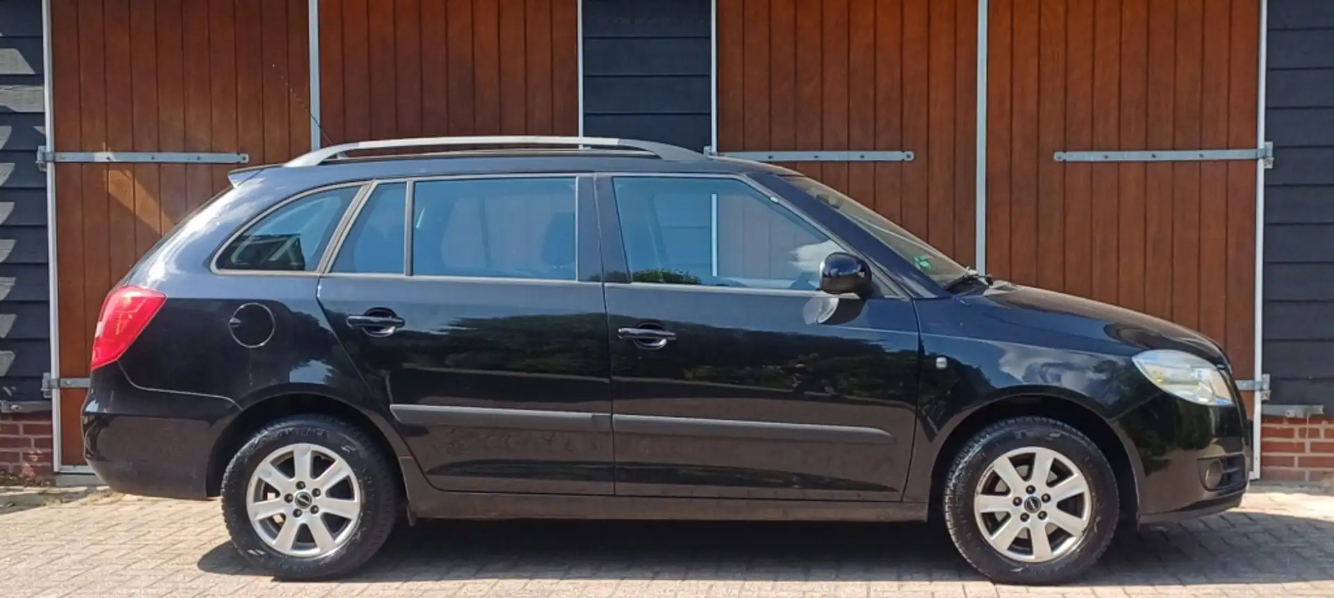 Skoda Fabia Combi 1.2-12V Comfort, Ruime auto, Eerste eigenaar Zwart - 2