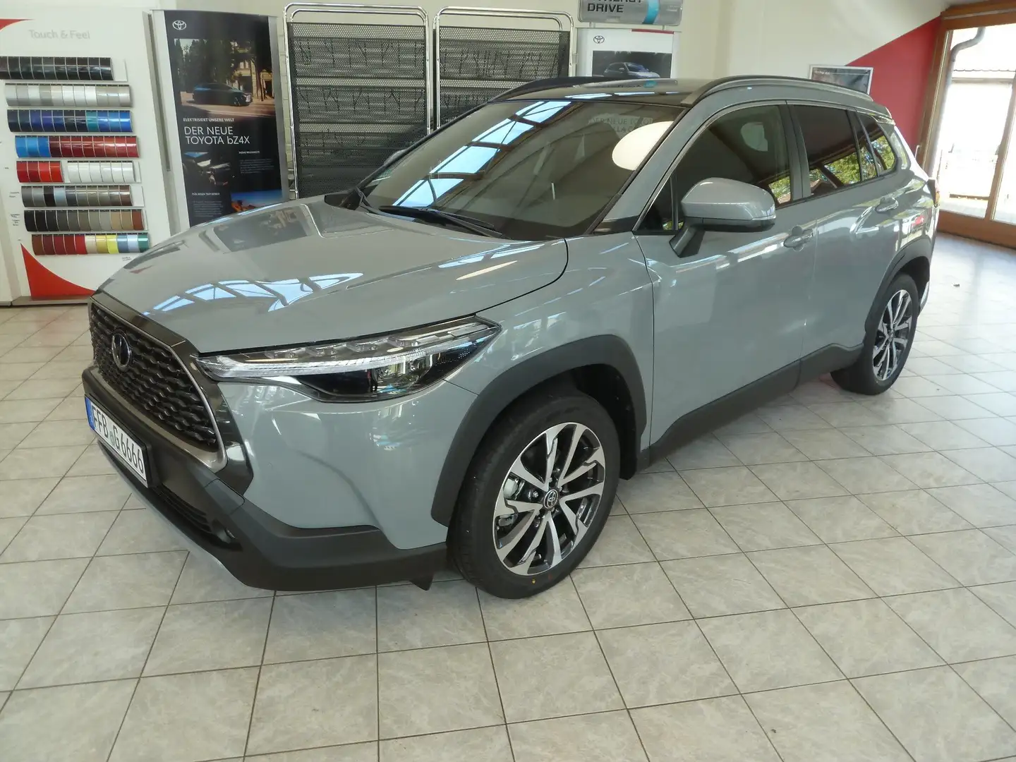Toyota Corolla Cross 2.0 Hybrid TeamD *Premium-Paket* Grau - 2