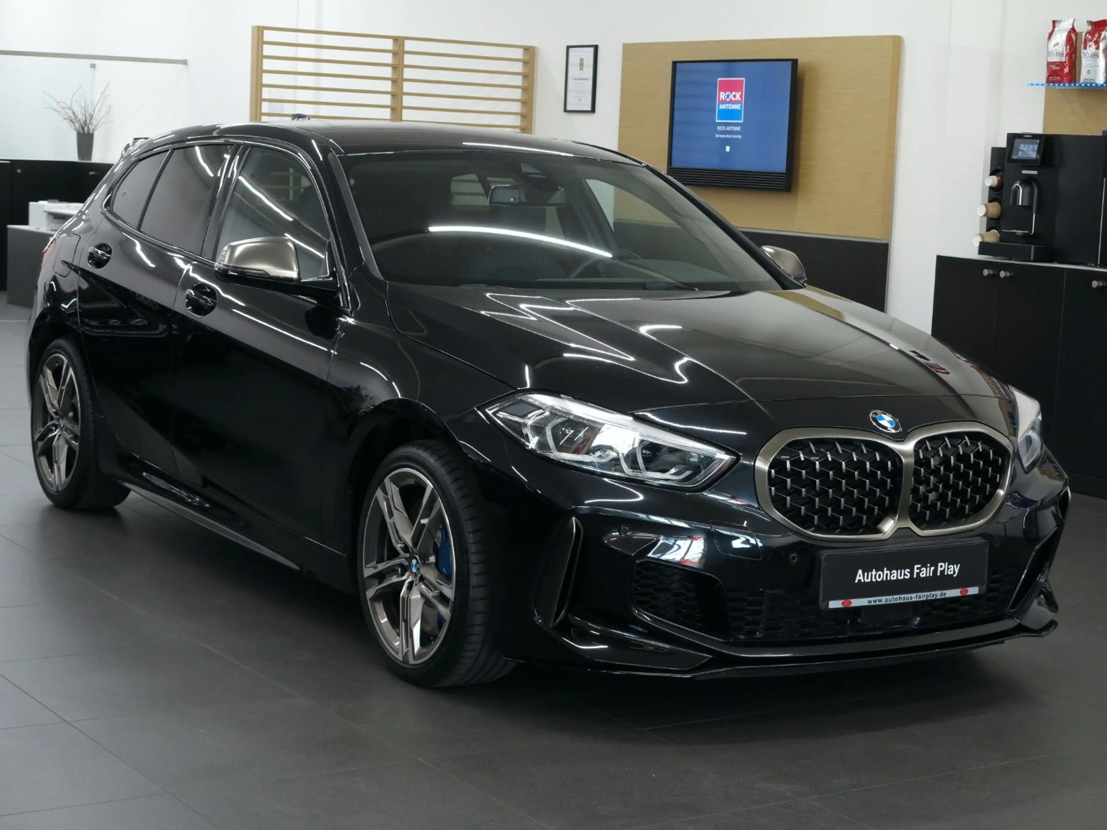 BMW 135 i xDrive Aut. NAVI/LED/2.HAND/UNFALLFREI! — photo 3