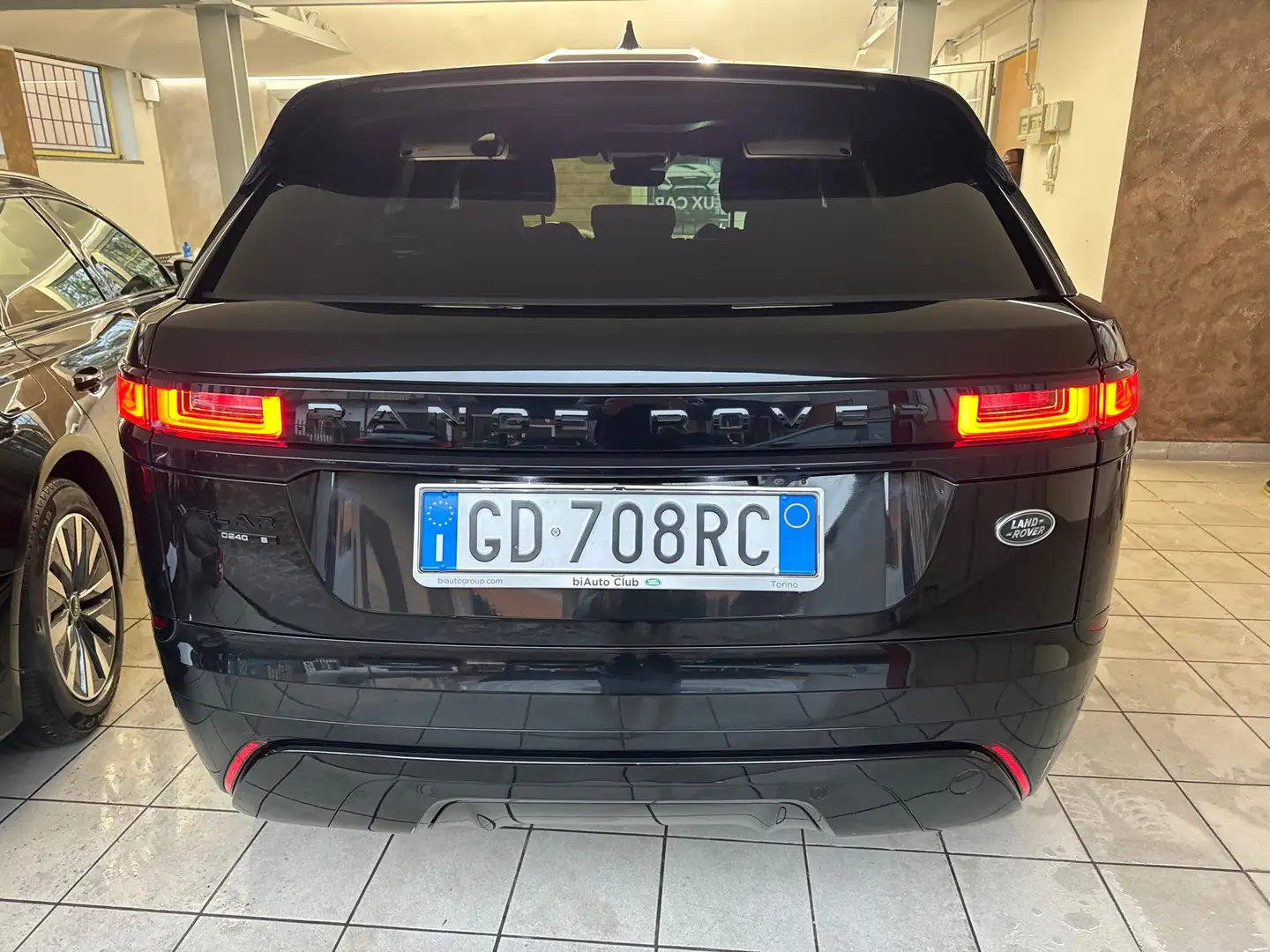 Land Rover Range Rover Velar 2.0d i4 R-Dynamic 240cv auto my20 Nero - 2