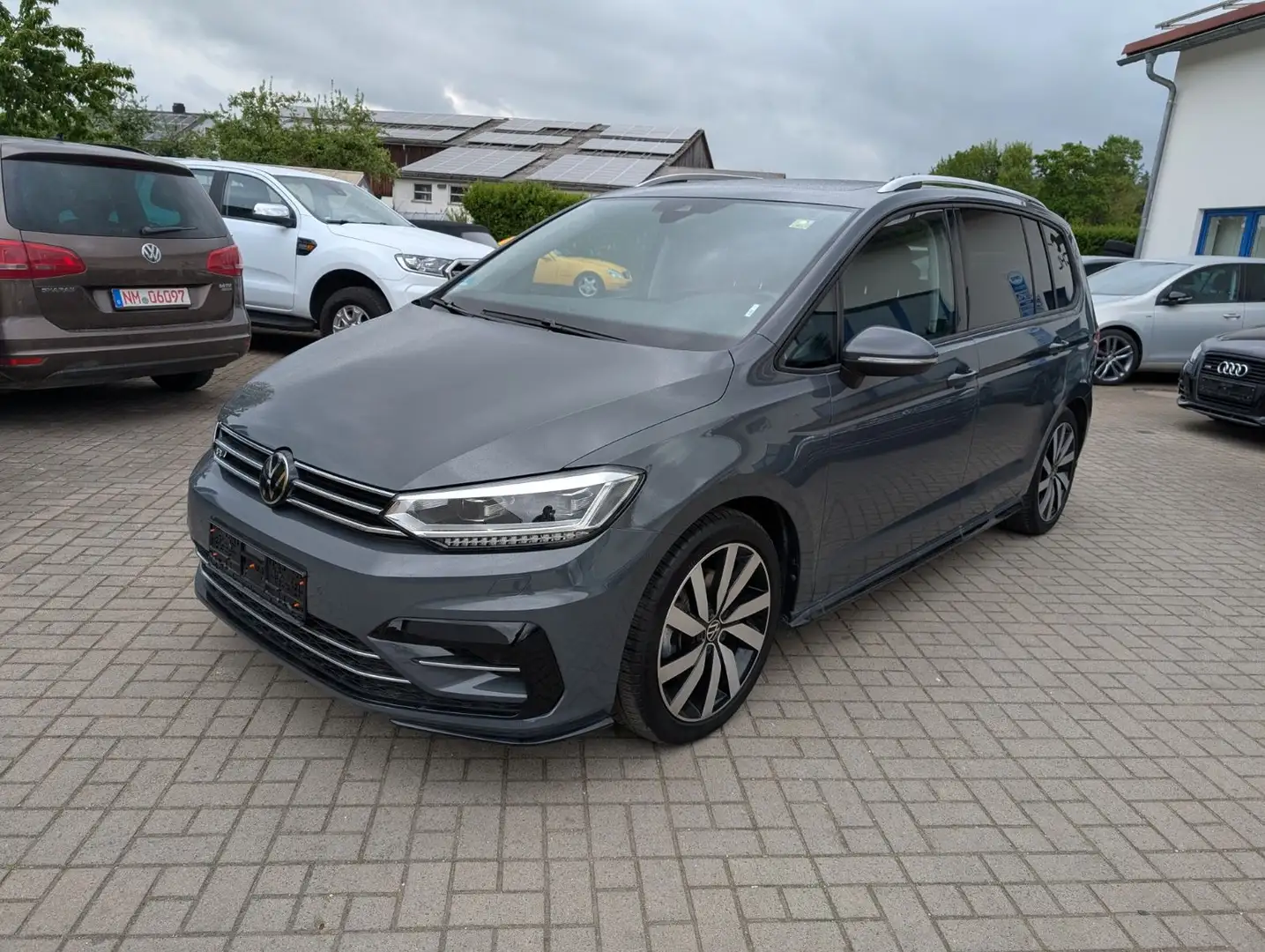 Volkswagen Touran 1,5TSI R-Line DSG,Panoramad.,ACC 7 Sitzer Grau - 2