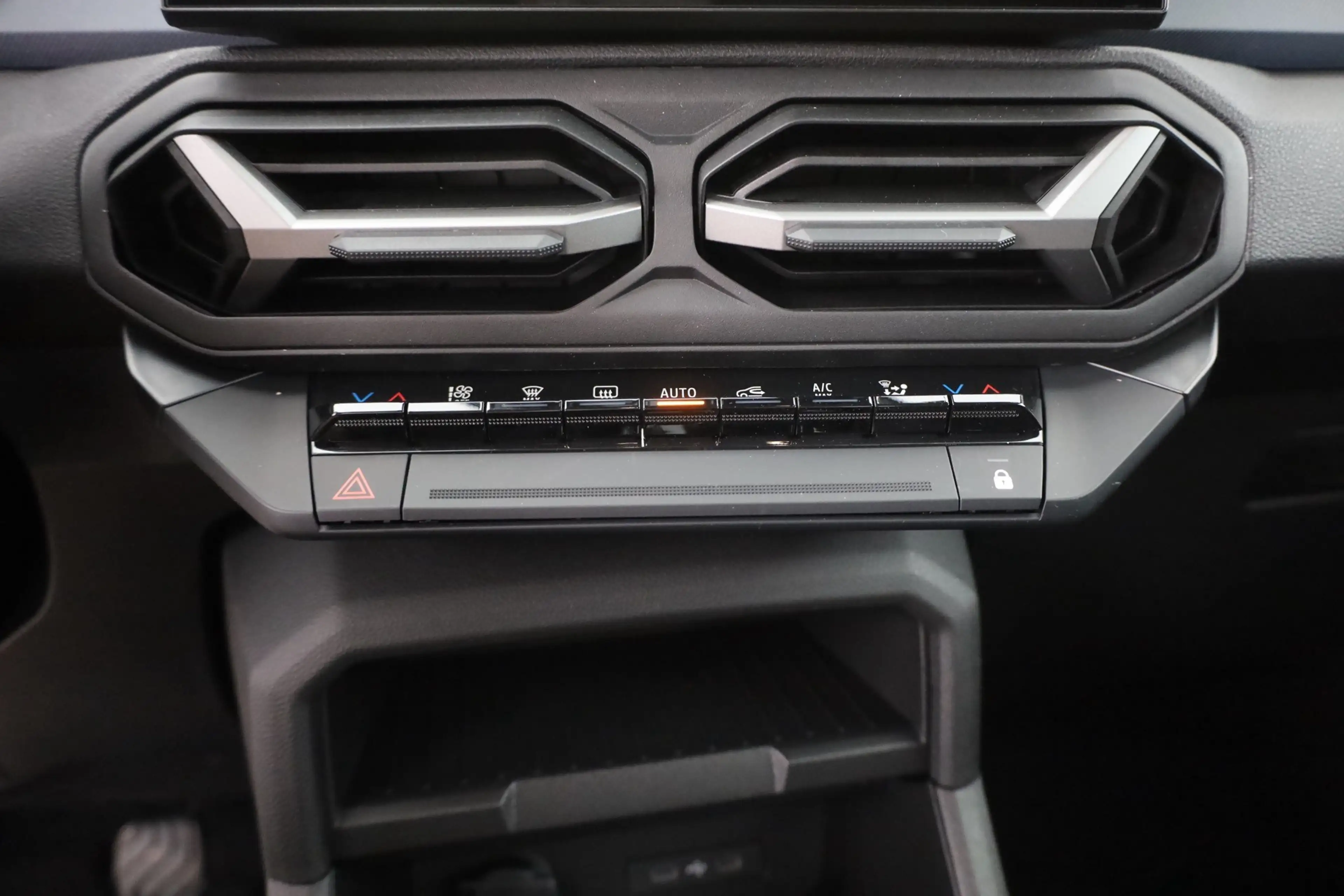 Dacia Bigster Expression 140 mHev LED Navi Kamera — photo 12