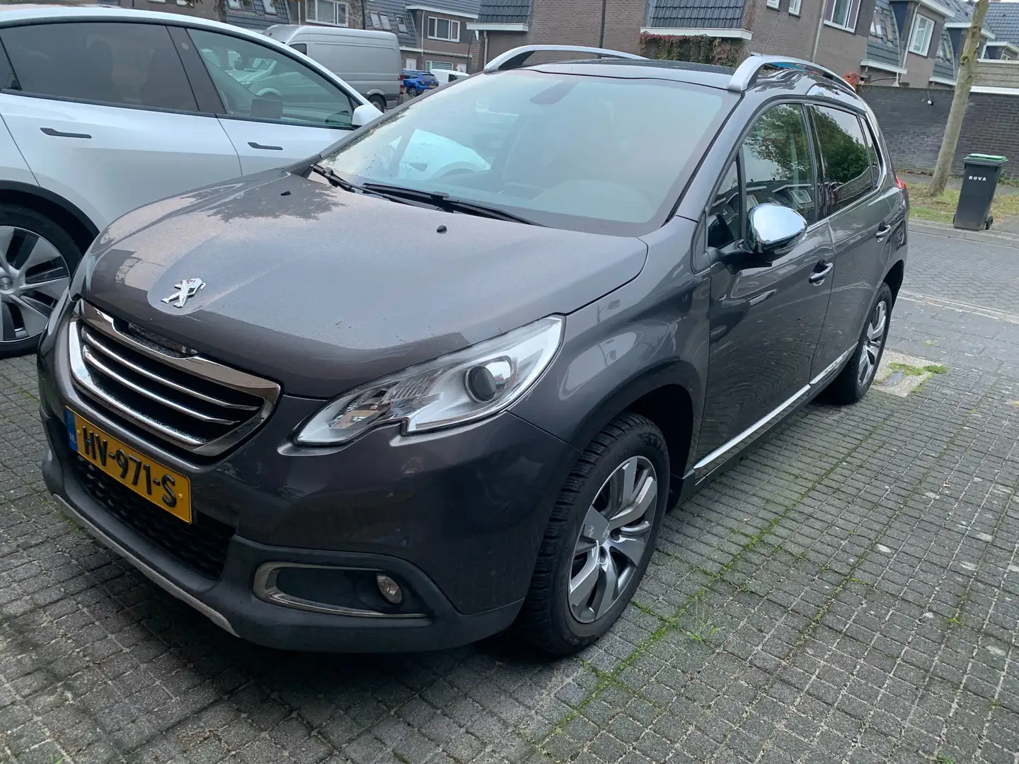 Peugeot 2008 2008 1.2 PureTech Allure Grijs - 1
