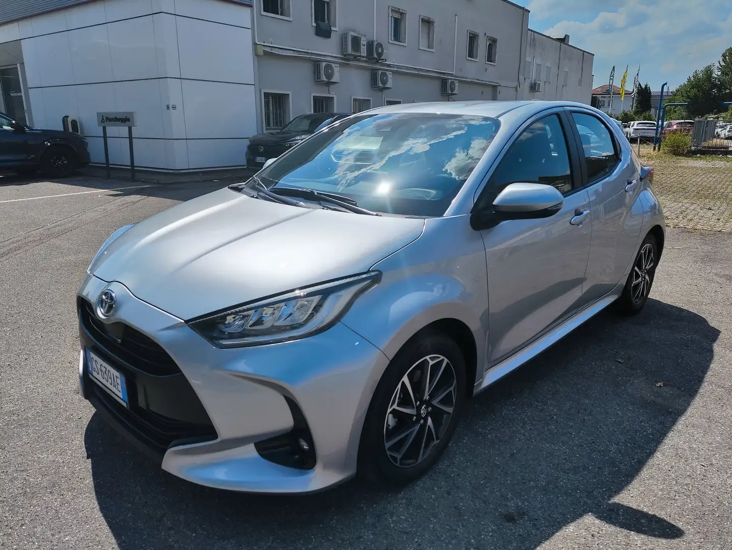 Toyota Yaris 1.5 Hybrid Trend Zilver - 2