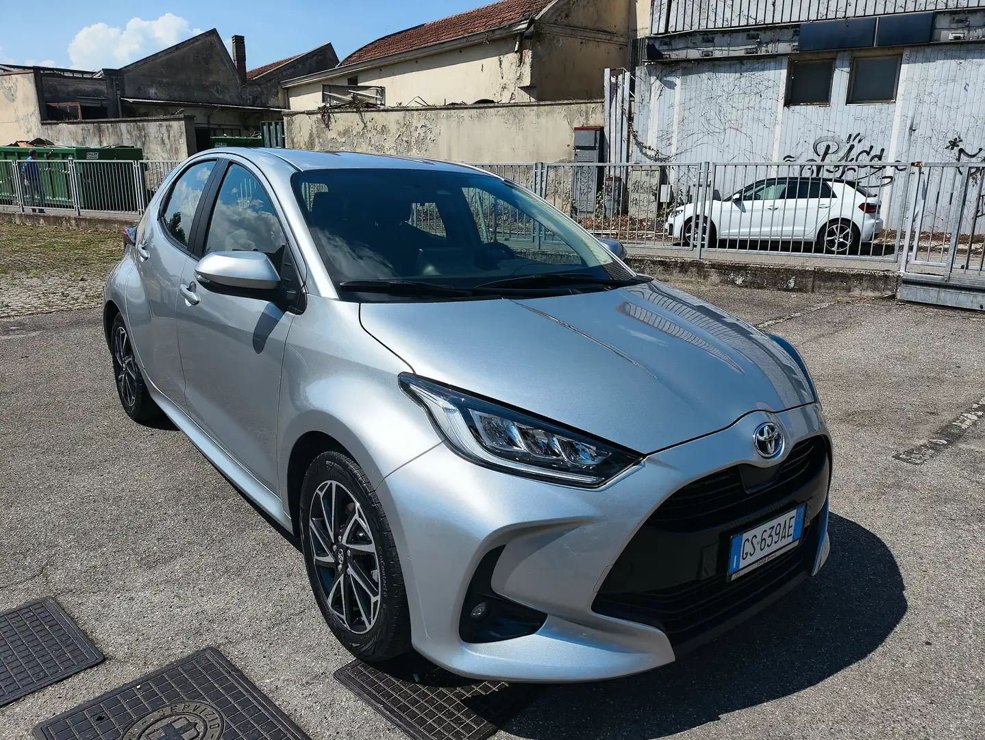 Toyota Yaris 1.5 Hybrid Trend Zilver - 1