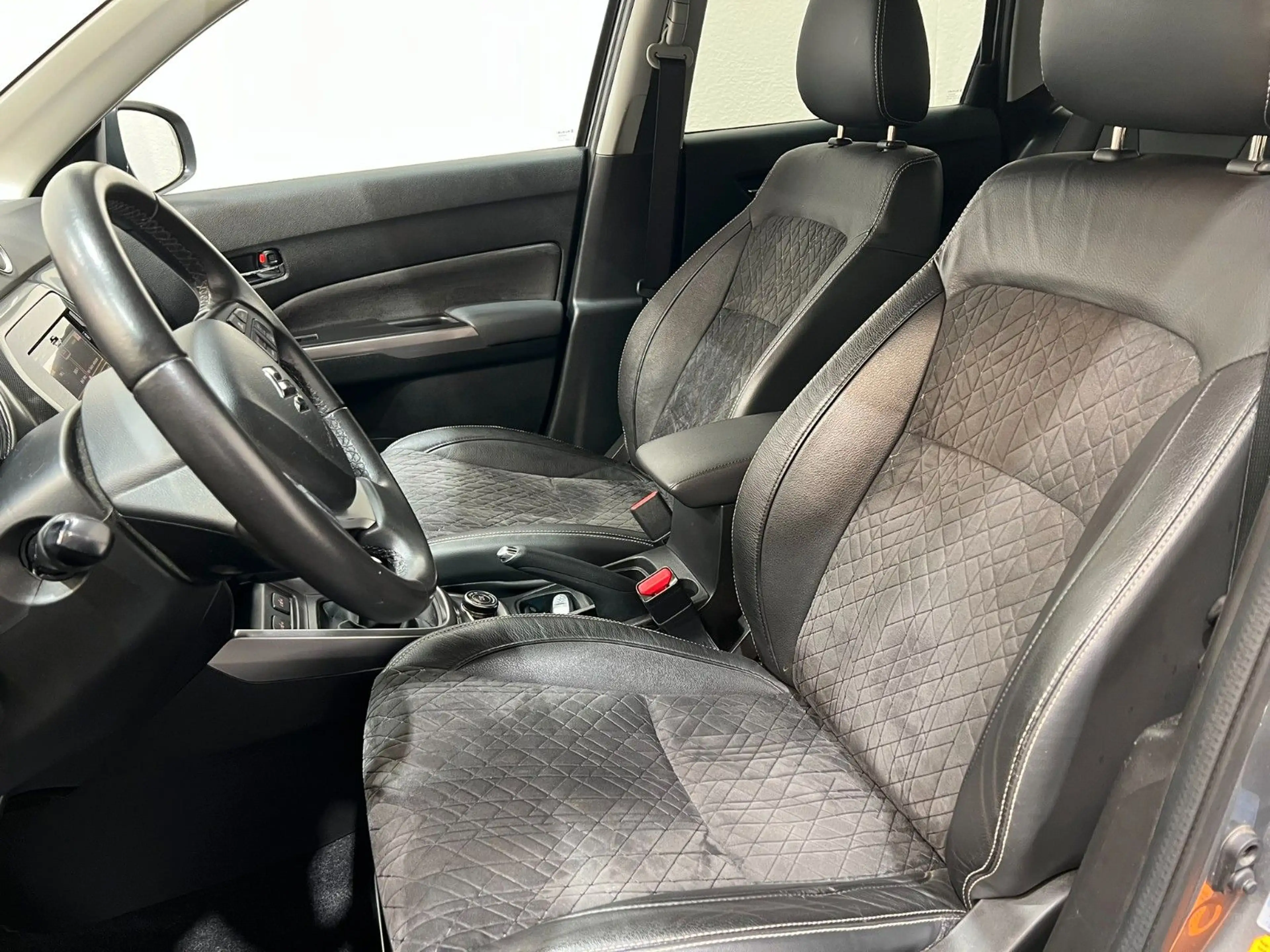 Suzuki Vitara Comfort + / Pano. / LED / Allgrip — photo 11