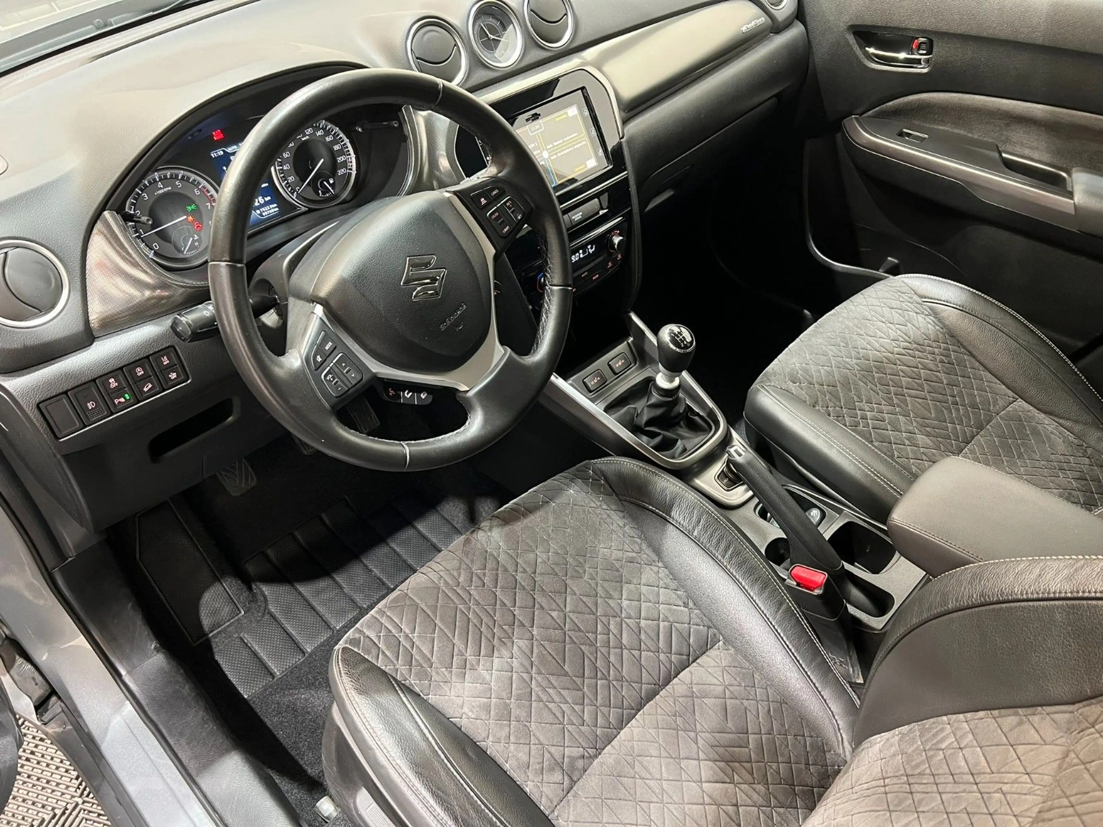 Suzuki Vitara Comfort + / Pano. / LED / Allgrip — photo 12