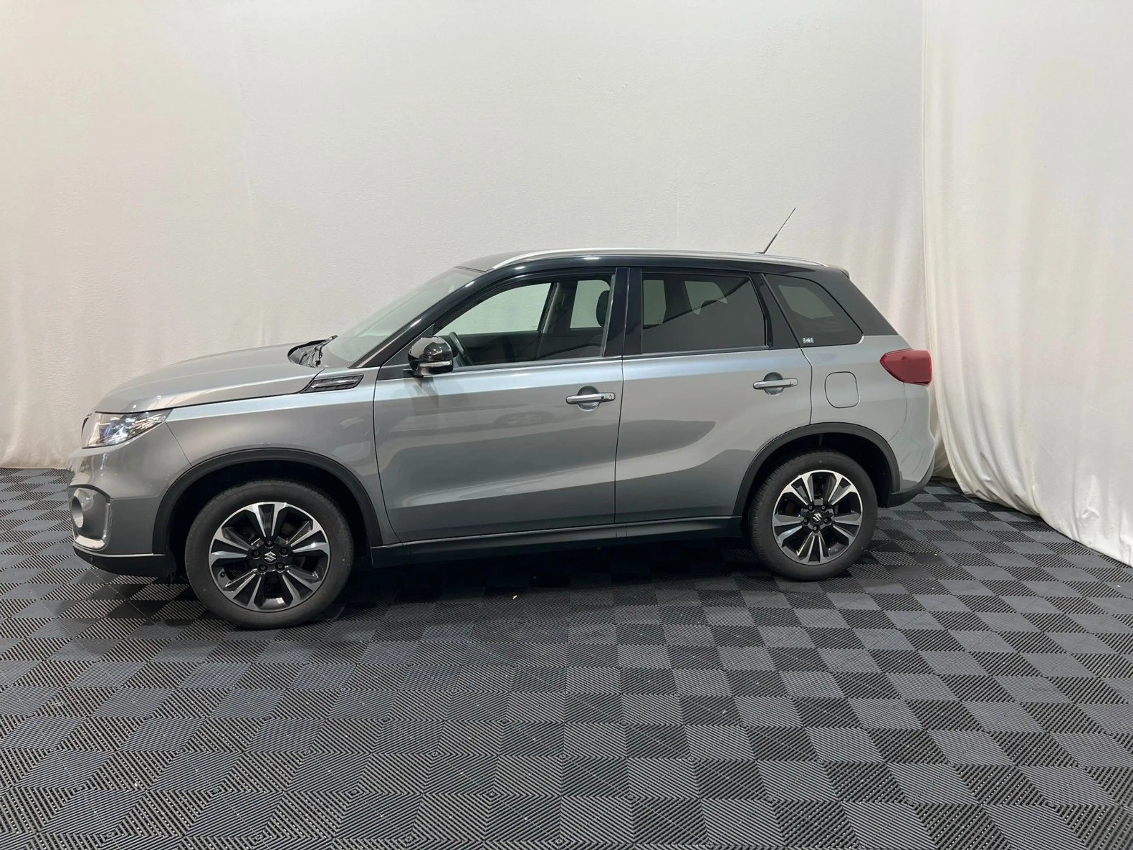 Suzuki Vitara Comfort + / Pano. / LED / Allgrip — photo 4
