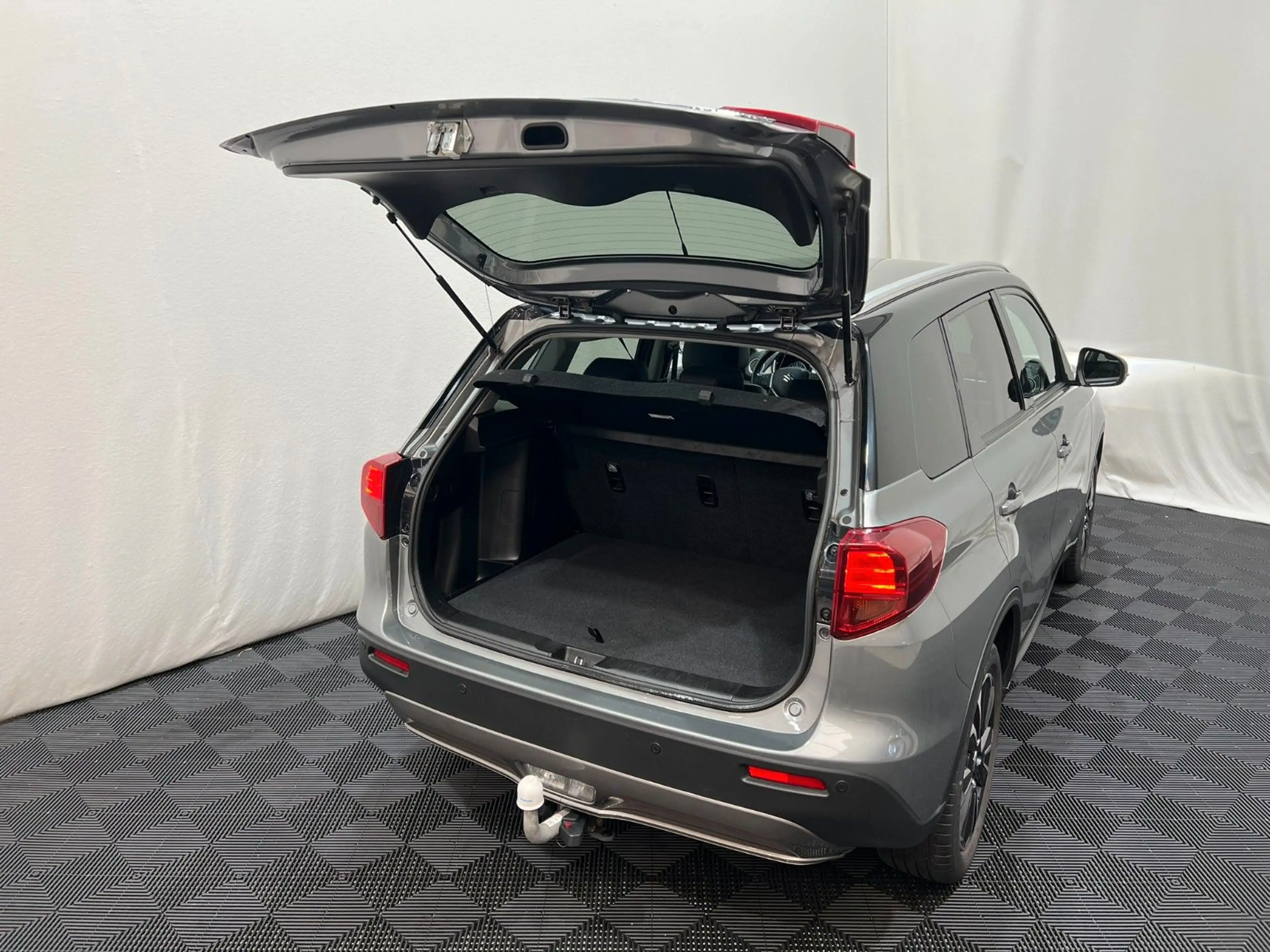 Suzuki Vitara Comfort + / Pano. / LED / Allgrip — photo 6
