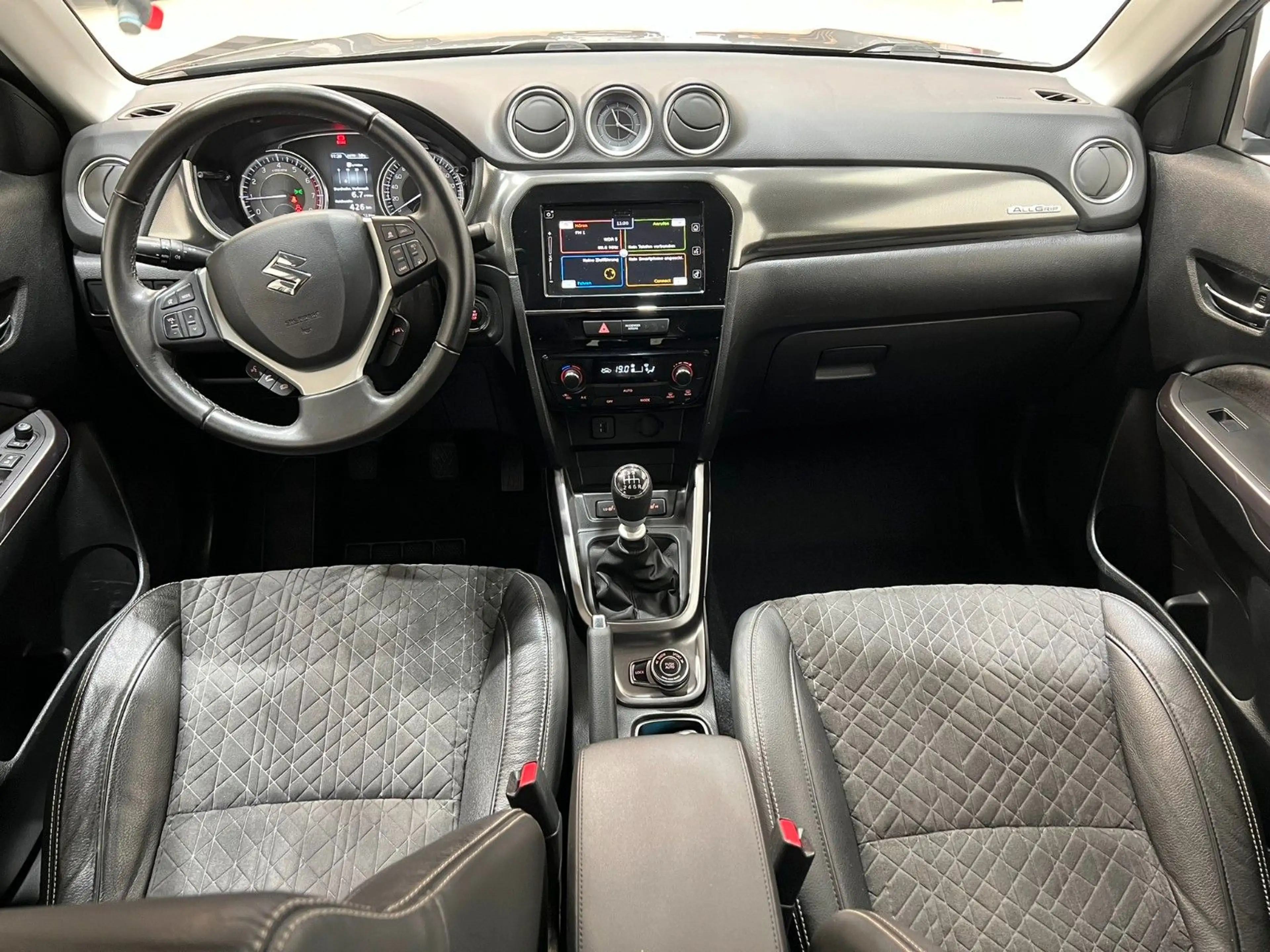 Suzuki Vitara Comfort + / Pano. / LED / Allgrip — photo 14