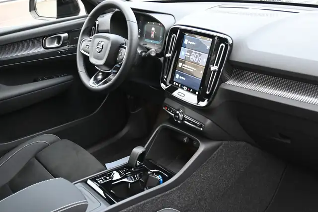 Volvo XC40 view 12