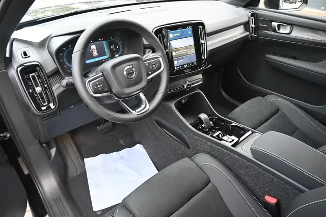 Volvo XC40 view 11