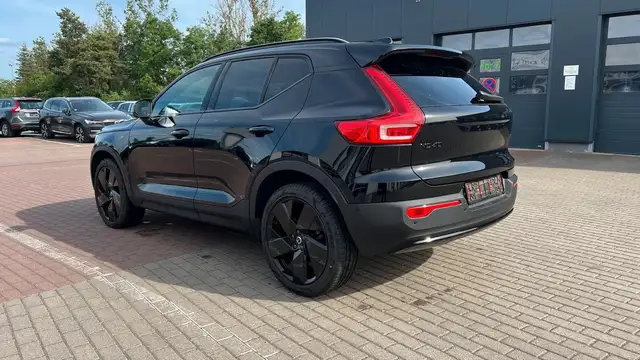 Volvo XC40 view 3