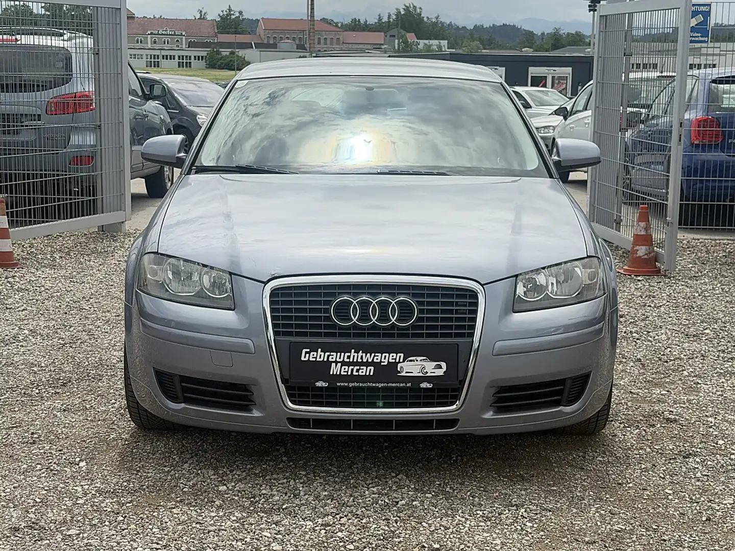 Audi A3 SB 1,6 Attraction Tiptronic Grau - 2