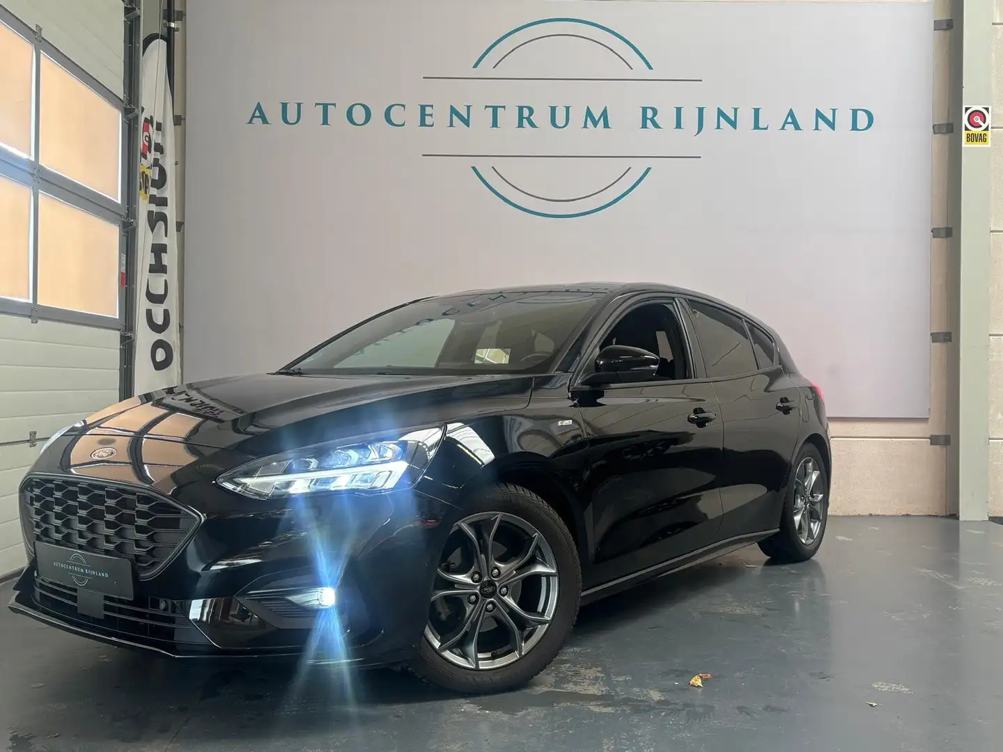 Ford Focus 1.0 EcoBoost Hybrid Vignale ST-Line 1 JAAR BOVAG G Zwart - 1
