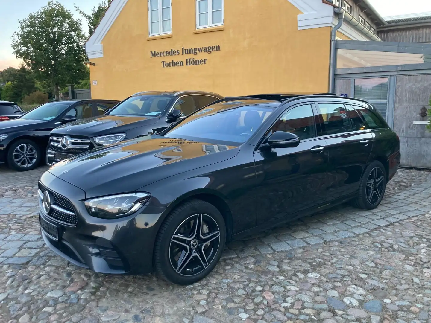 Mercedes-Benz E 300 de 4x4 Pano Distr Key Memory AHK Sound AMG Grau - 1