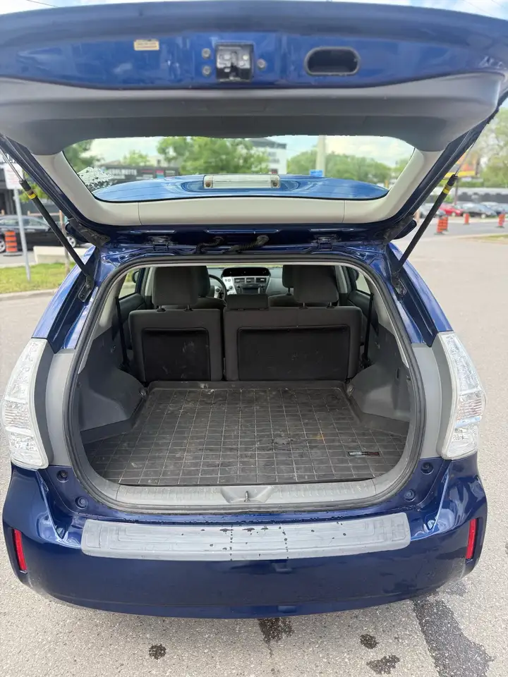 Toyota Prius v photo Toyota Prius v