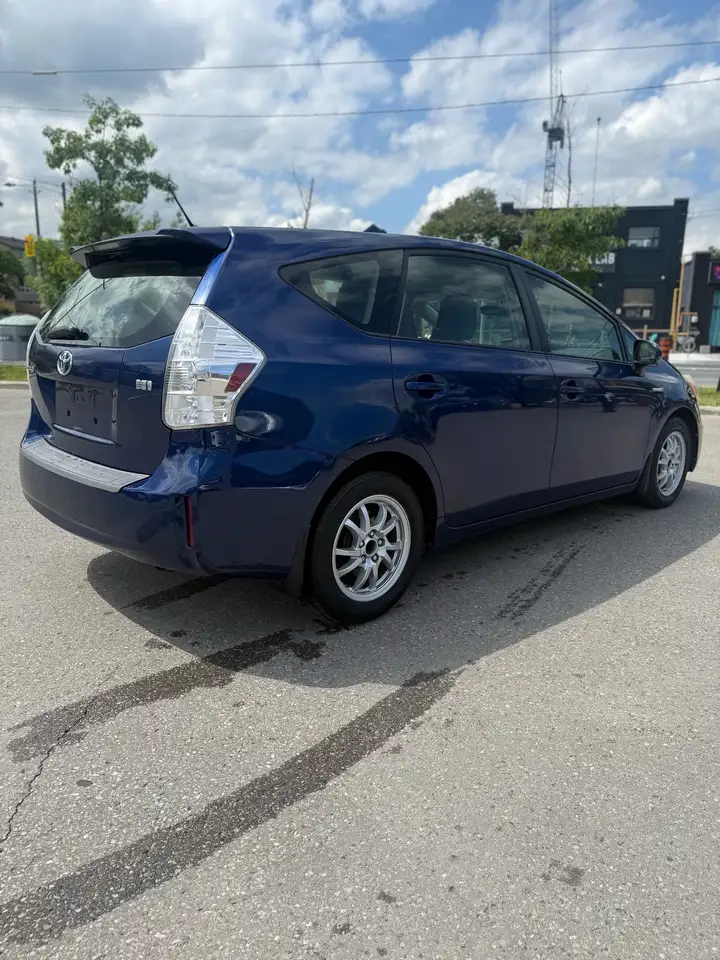 Toyota Prius v photo Toyota Prius v
