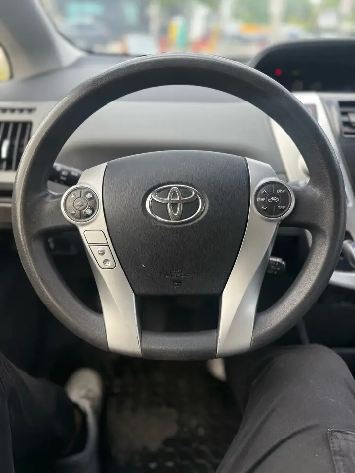 Toyota Prius v photo Toyota Prius v