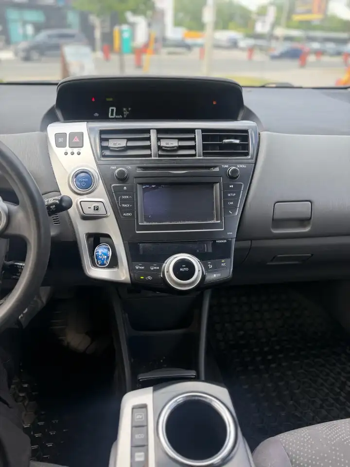 Toyota Prius v photo Toyota Prius v