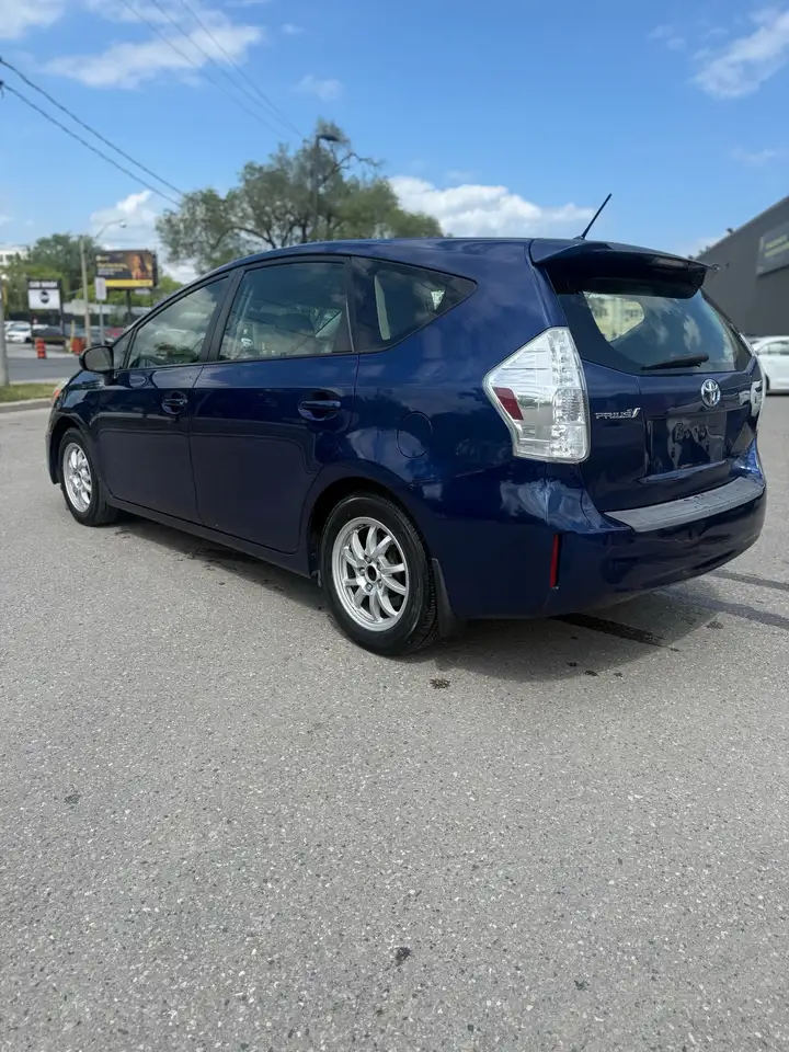 Toyota Prius v photo Toyota Prius v