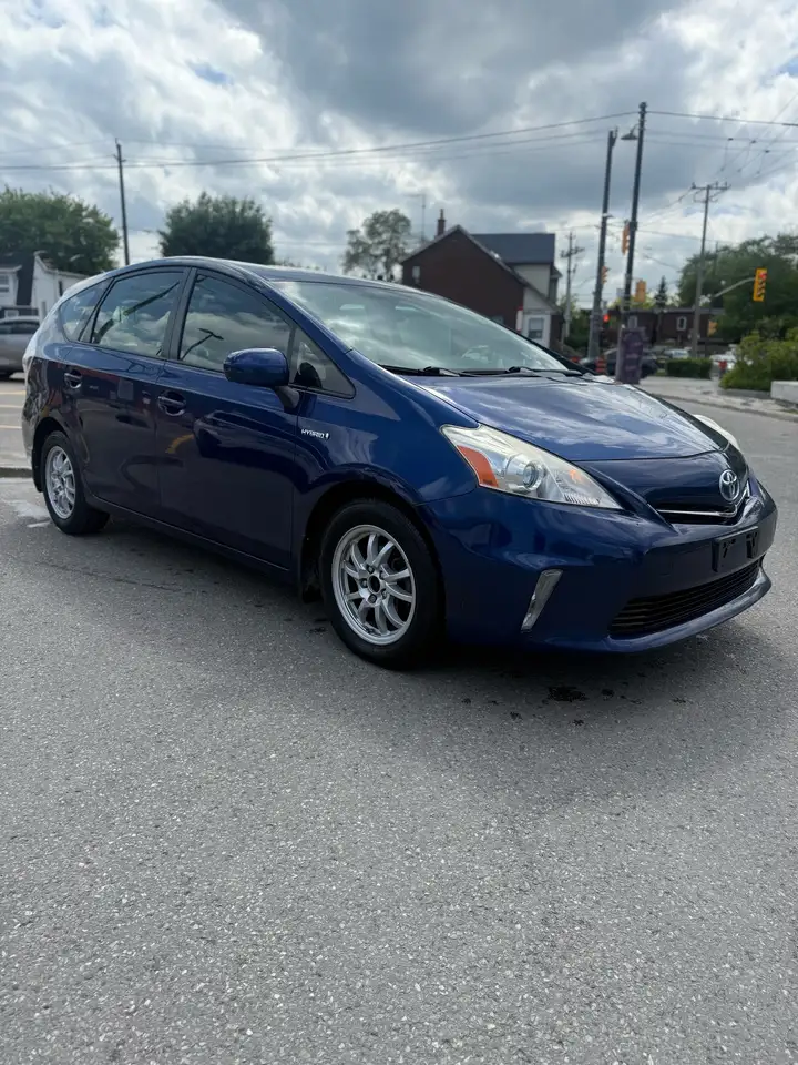 Toyota Prius v photo Toyota Prius v