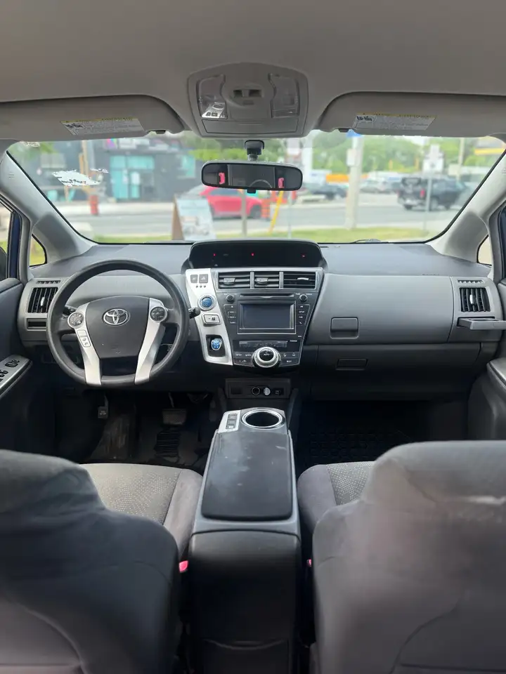 Toyota Prius v photo Toyota Prius v