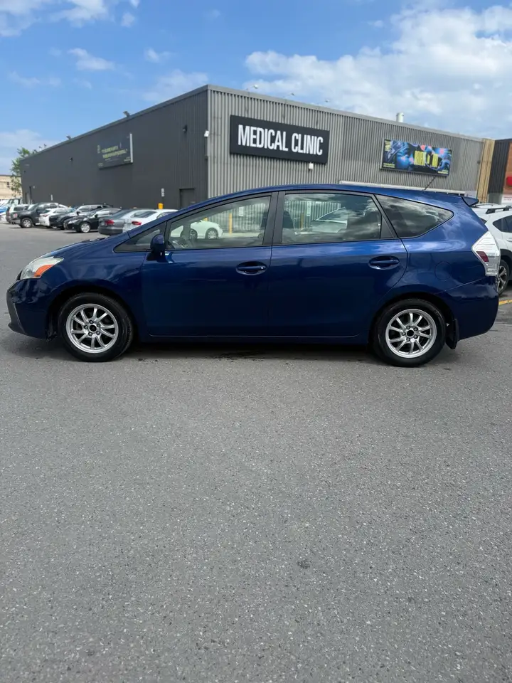 Toyota Prius v photo Toyota Prius v