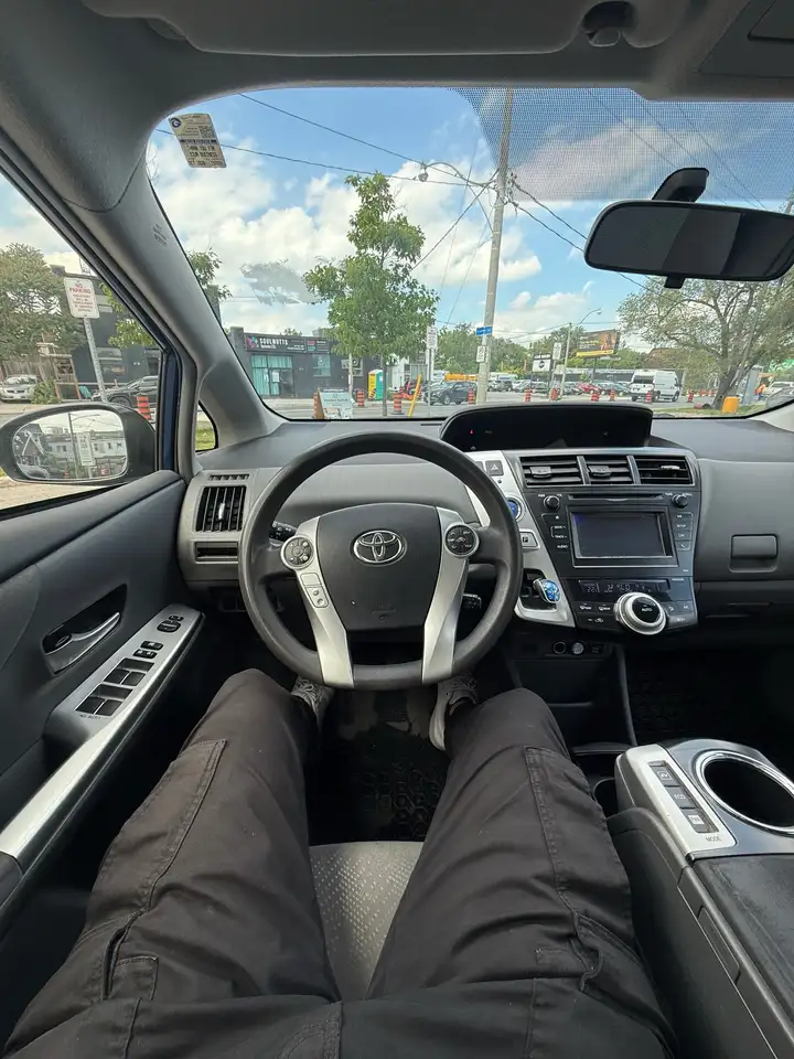 Toyota Prius v photo Toyota Prius v