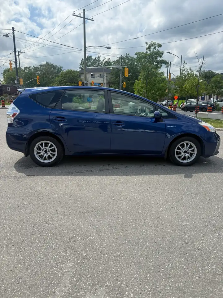 Toyota Prius v photo Toyota Prius v
