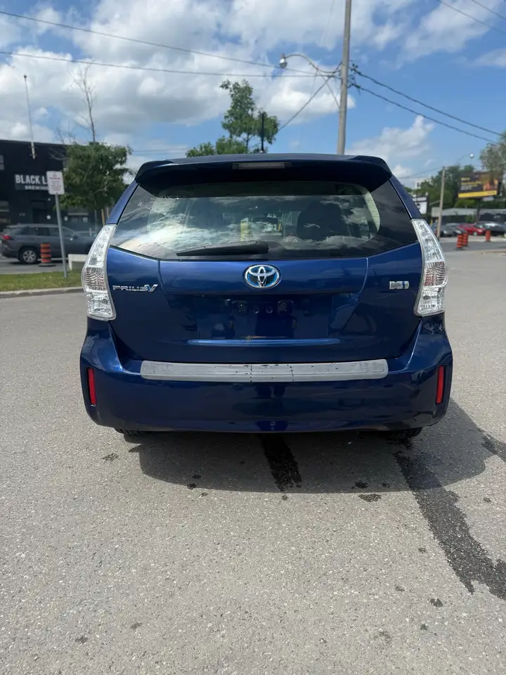 Toyota Prius v photo Toyota Prius v