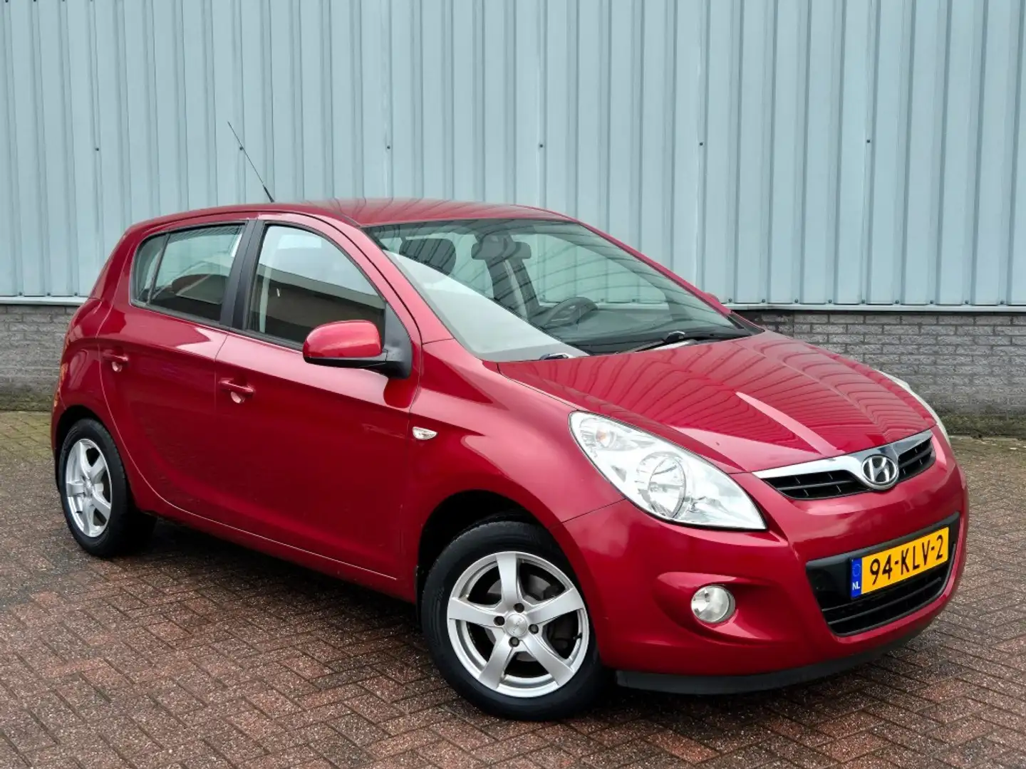 Hyundai i20 1.2 Dynamic Airco/Cruise CTRL Rood - 1