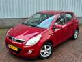 Hyundai i20 1.2 Dynamic Airco/Cruise CTRL Rood - thumbnail 2