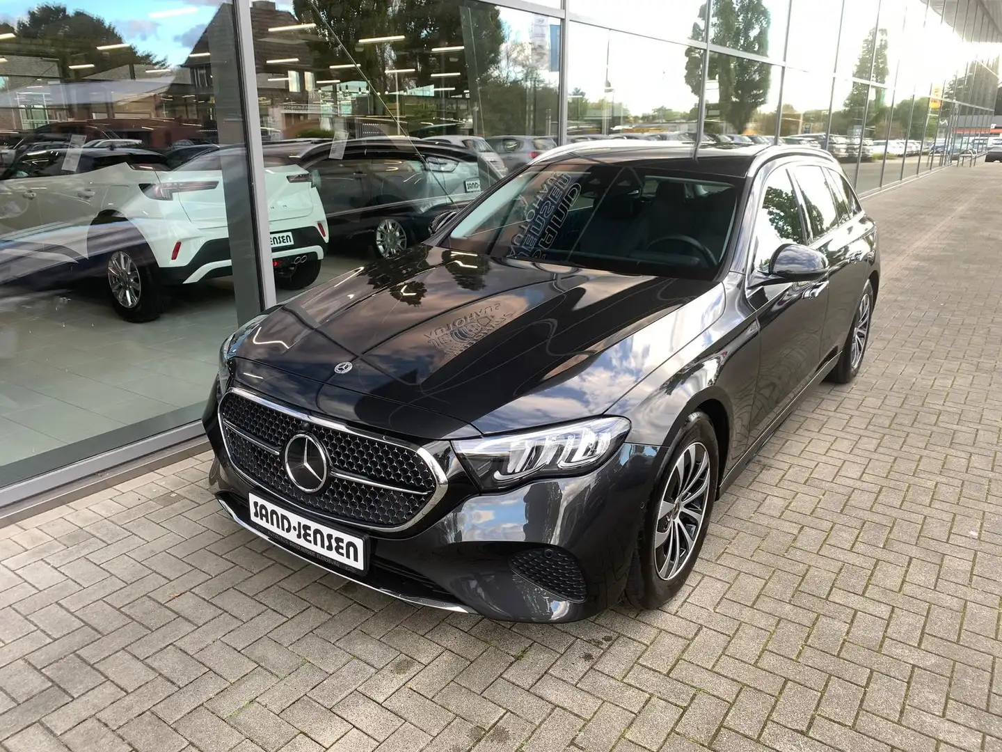 Mercedes-Benz E 220 d T-Modell Avantgarde, AHK, Fahrerass +, Keyless Grau - 2