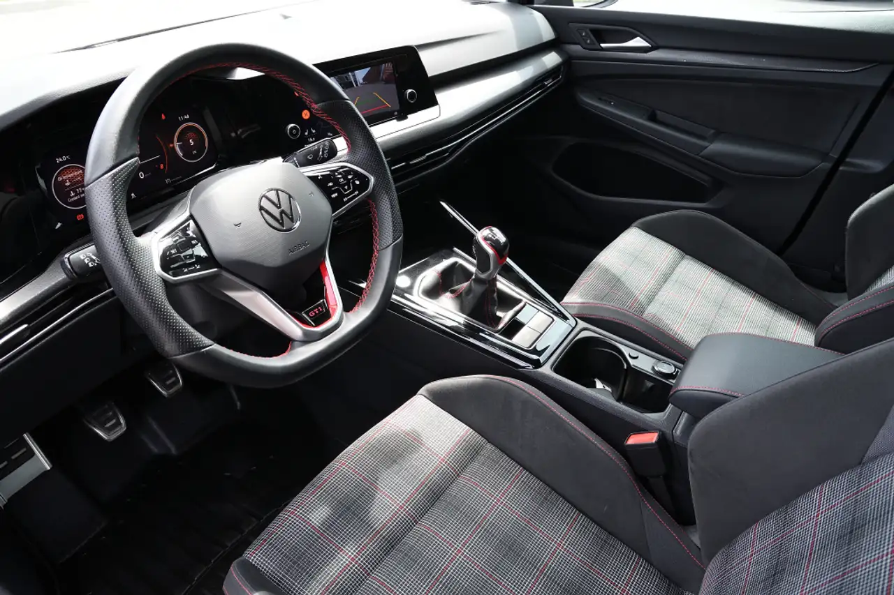 Volkswagen Golf GTI снимка Volkswagen Golf GTI