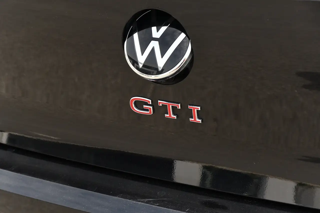 Volkswagen Golf GTI снимка Volkswagen Golf GTI